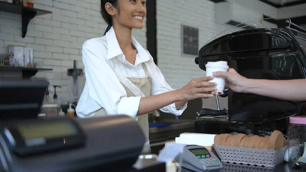 Concepto cafetería. La chica está sugiriendo que los clientes pagan t — Foto de Stock