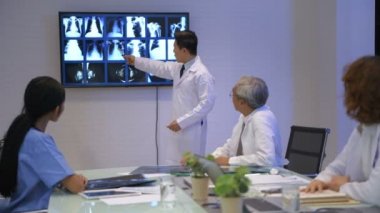 Tıbbi konsept. Genç doktor tıp camiasına yeni bir tedavi öneriyor. 4k Çözünürlük.