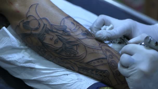 Έννοιες Τατουάζ Τεχνικός Κάνει Τατουάζ Νήματα Στο Δέρμα Του Πελάτη — Αρχείο Βίντεο