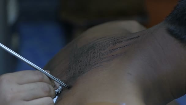 Des Concepts Tatouage Artiste Tatoue Motif Style Thaï Sur Peau — Video