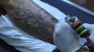 Dövme kavramları. Teknisyen t üzerinde dizeleri dövme olduğunu