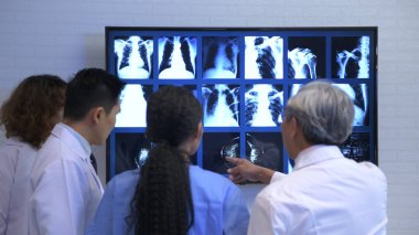 Doktor hastanın röntgeninin analizini beyin fırtınasında. 