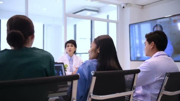 Conceito Médico Estudantes Medicina Estão Assistindo Vídeos Mídia Instrucional Resolução — Vídeo de Stock