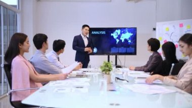 İş kavramları. Genç adam toplantıda meslektaşları tarafından kabul edildi. 4k Çözünürlük.
