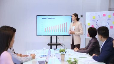 İş kavramları. Yönetici toplantıda çalışanlarla görüşüyor. 4k Çözünürlük.