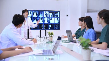 Tıbbi konsept. Sağlık ekibi çalışma planını karşılıyor. 4k R