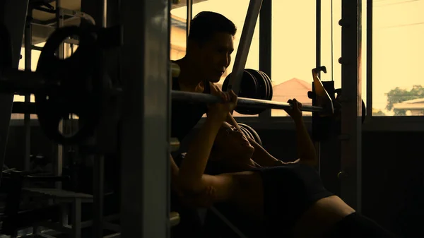 Concepto deportivo. Hombres y mujeres están corriendo juntos en el fitnes —  Fotos de Stock