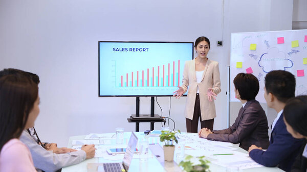 Бизнес-концепции. Менеджер обсуждает с сотрудниками
 