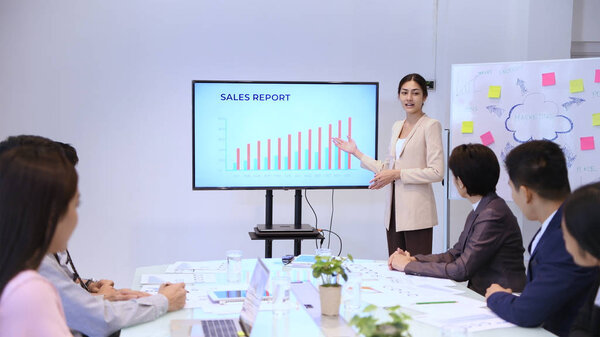 Бизнес-концепции. Менеджер обсуждает с сотрудниками
 