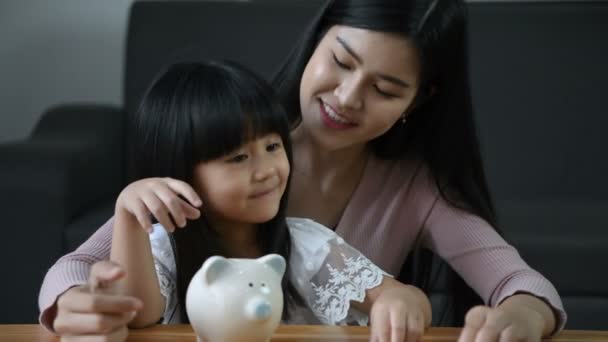 Conceito Férias Mãe Está Ensinar Filha Poupar Dinheiro Para Futuro — Vídeo de Stock