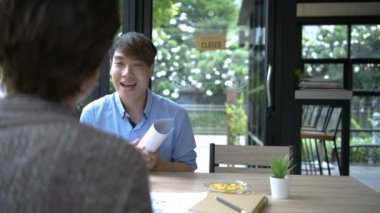 Tatil konsepti. İş adamları saha gezileri için randevu alır. 4k Çözünürlüğü.