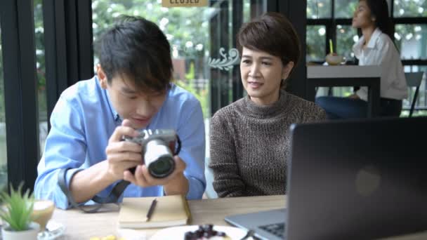 Conceito Férias Empresário Está Apresentando Fotografia Produto Resolução — Vídeo de Stock