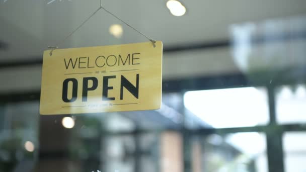 Concepto Cafetería Una Empleada Está Rodando Sobre Cartel Cierre Cafetería — Vídeo de stock