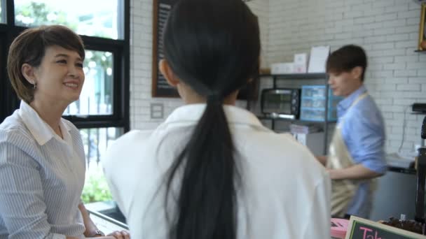 咖啡店的概念 女顾客满意地喝着美味的咖啡 4K分辨率 — 图库视频影像