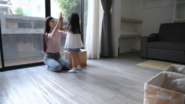 Tatil konsepti. Kızı, annesinin onu ayırmasına yardım ediyor.