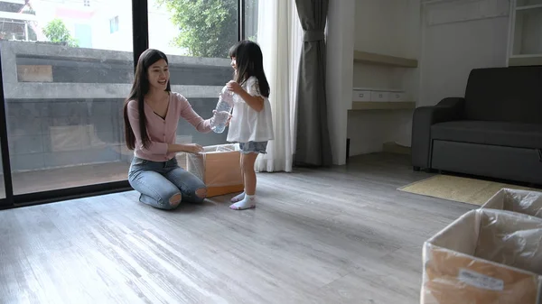 Concepto de vacaciones. La hija está ayudando a la madre a separar el — Foto de Stock