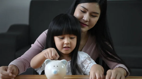 Urlaubskonzept. Mutter bringt Tochter bei, Geld zu sparen — Stockfoto