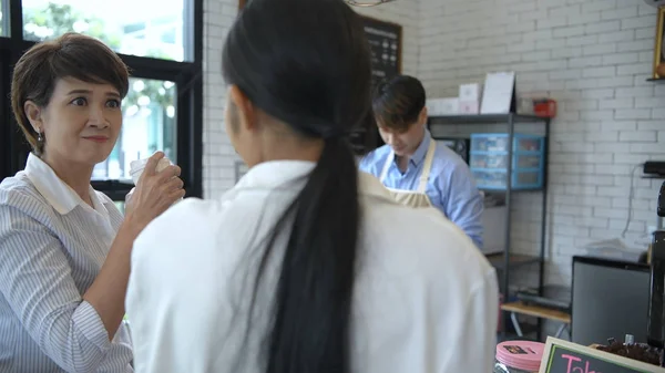 Concepto cafetería. Cliente femenino está bebiendo café como del — Foto de Stock