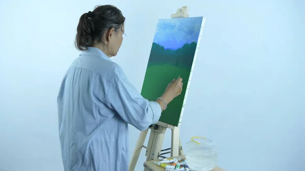Konstnärskoncept. En medelålders kvinna som ritar i ett studiorum. 4k — Stockfoto