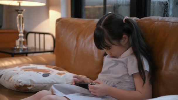 Vakantie Concept Een Jong Meisje Speelt Serieus Met Een Mobiele — Stockvideo