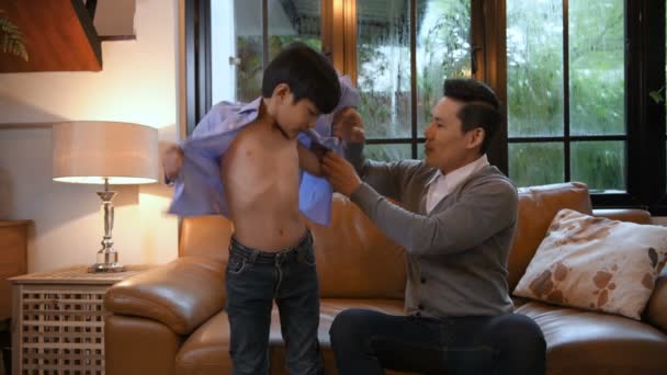 Holiday Concept Father Dressing Son Resolution — Stockvideo