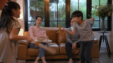 Tatil konsepti. Annem ve babam çitleri izliyorlar.