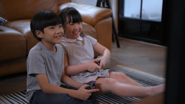 Tatil konsepti. Çocuklar eğlenerek oyun oynuyorlar. 4k Çözünürlük