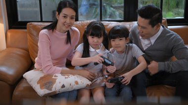 Tatil konsepti. Aileler oyun oynamak için tezahürat yapıyor. 4k Reso