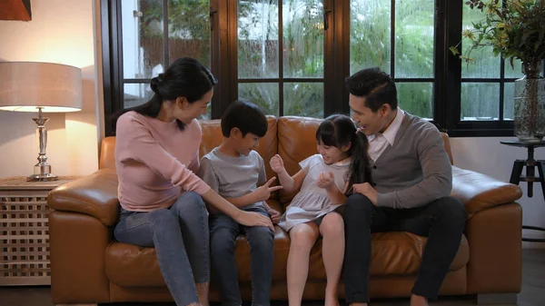 Concepto de vacaciones. La familia está jugando en el sofá en el salón — Foto de Stock