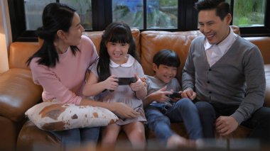 Tatil konsepti. Aileler oyun oynamak için tezahürat yapıyor. 4k Reso