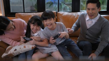 Tatil konsepti. Aileler oyun oynamak için tezahürat yapıyor. 4k Reso