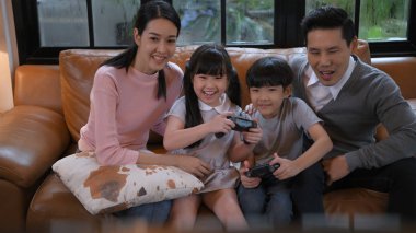 Tatil konsepti. Aileler oyun oynamak için tezahürat yapıyor. 4k Reso