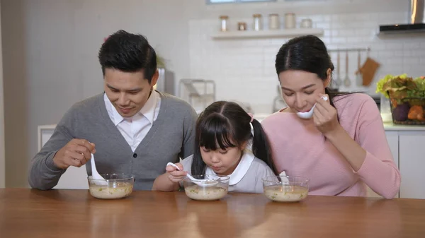 Семейная концепция. Семья завтракает вместе. 4k Reso — стоковое фото