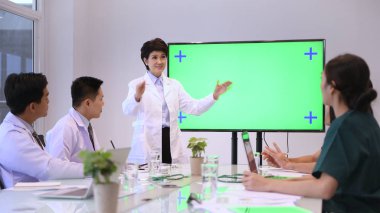 Tıbbi konsept. Doktor yeşille ilgili çalışmalarını sunuyor. 