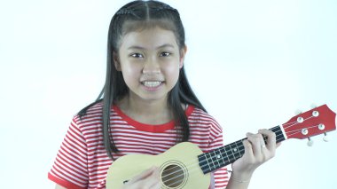 Beyaz bir arka planda ukulele çalan genç kızlar. 4k Resolu