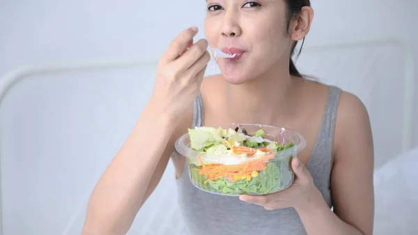 Concepto de salud. De cerca chicas asiáticas están comiendo verduras ensalada —  Fotos de Stock