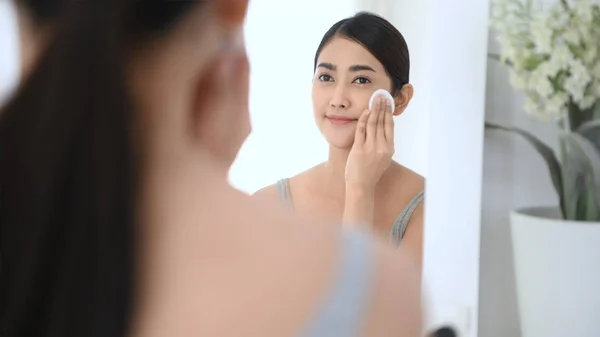 Conceito de beleza. Reflexões de mulheres limpando maquiagem em seu rosto — Fotografia de Stock