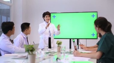 Tıbbi konsept. Doktor çalışmalarını yeşil ekranda sunuyor. 4k Çözünürlüğü.