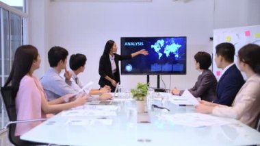 İş kavramları. Genç iş kadınları başarılı bir planlama ile karşılaşıyor. 4k Çözünürlüğü.