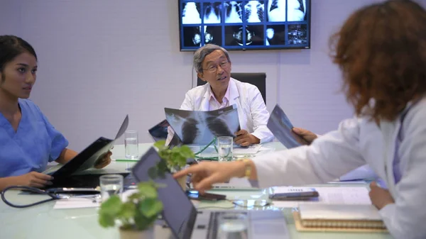 Conceitos médicos. O médico está a fazer um brainstorming para analisar a medicina. — Fotografia de Stock