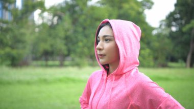 Egzersiz kavramları. Sporcular parkta nefes alıyor. 4k Resolu