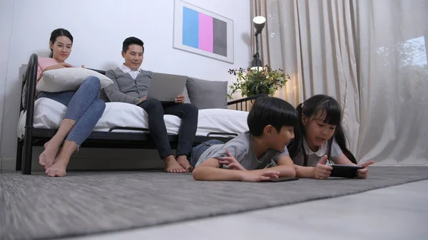 Konsep Liburan. Keluarga bermain internet dalam ro hidup — Stok Foto