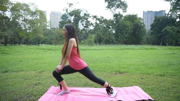 Ćwiczenia. Piękna kobieta ćwicząca w parku. 4k — Zdjęcie stockowe