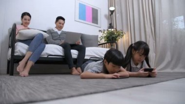 Tatil konsepti. Aile oturma odasında internet oyunu oynuyor. 4k Çözünürlüğü.