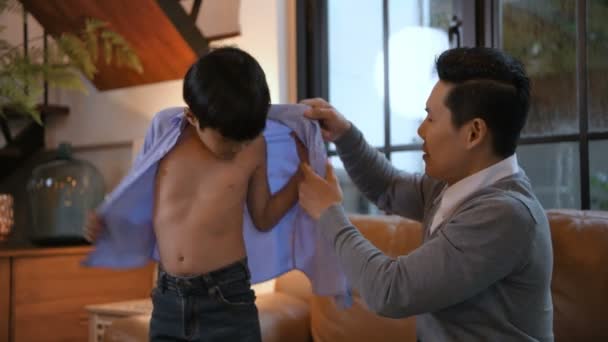 休日の概念 父親は息子のために服を着ている 4K分解能 — ストック動画