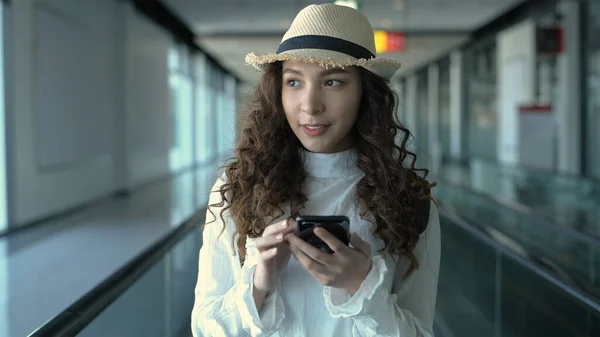 Concepto Viaje Una Chica Jugando Por Teléfono Mientras Viaja Aeropuerto — Foto de Stock