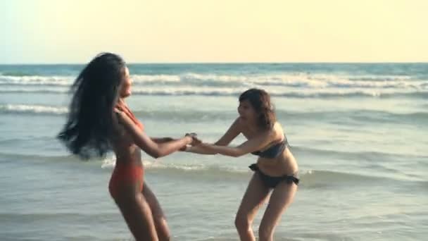 Konsep Relaksasi Kedua Gadis Memegang Tangan Mereka Berputar Bergerak Sekitar — Stok Video