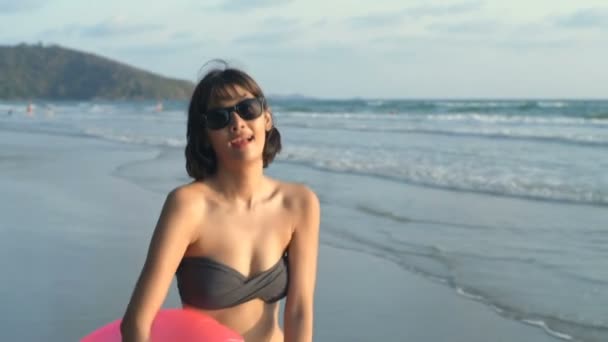 Concepto Relajación Chica Está Divirtiendo Jugando Anillo Goma Playa Resolución — Vídeos de Stock