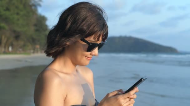 Ontspanningsconcept Jonge Vrouwen Met Tweedelige Pakken Die Mobiele Telefoons Spelen — Stockvideo