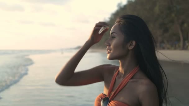 Ontspanningsconcept Een Aziatische Vrouw Kijkt Graag Naar Zonsondergang Het Strand — Stockvideo